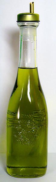 Rostlinné tuky a oleje Oleje s majoritní kyselinou olejovou rozsáhlá skupina olejů v KP především olivový, mandlový, avokádový, makadamový olivový olej INCI: Olea Europaea získáván lisováním oliv
